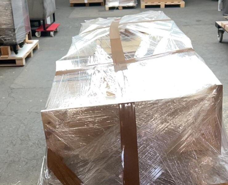 Zerlegter Kleiderschrank auf Palette