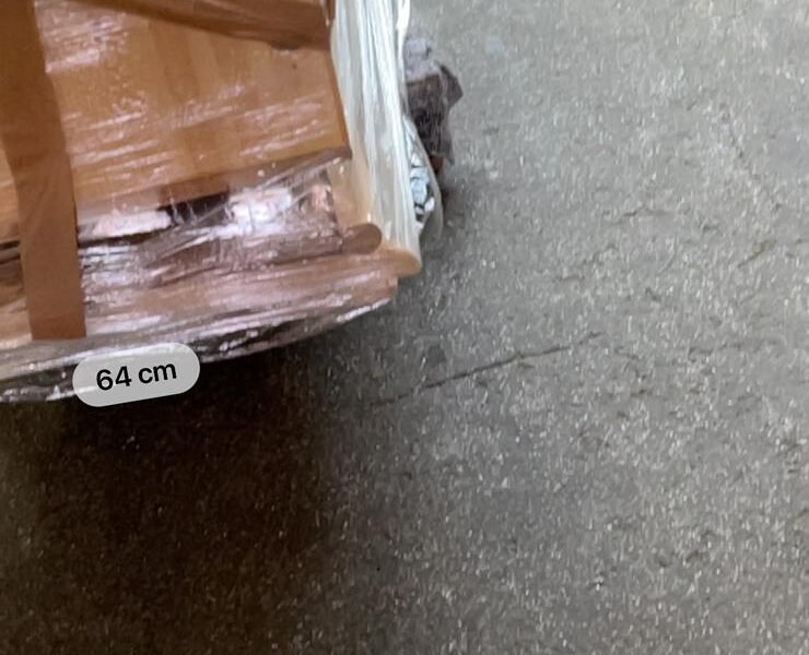 Zerlegter Kleiderschrank auf Palette