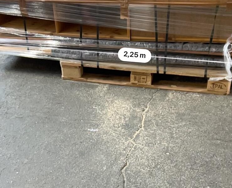 Zerlegter Kleiderschrank auf Palette