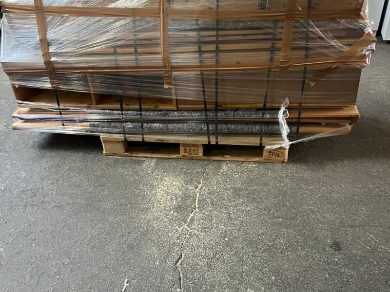 Zerlegter Kleiderschrank auf Palette